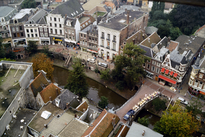 834935 Overzicht van een deel van de Oudegracht te Utrecht, vanaf de Neudeflat, met rechtsonder de Jansbrug.